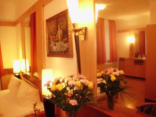 Hotel Goldener Hirsch Rosenheim Exterior foto